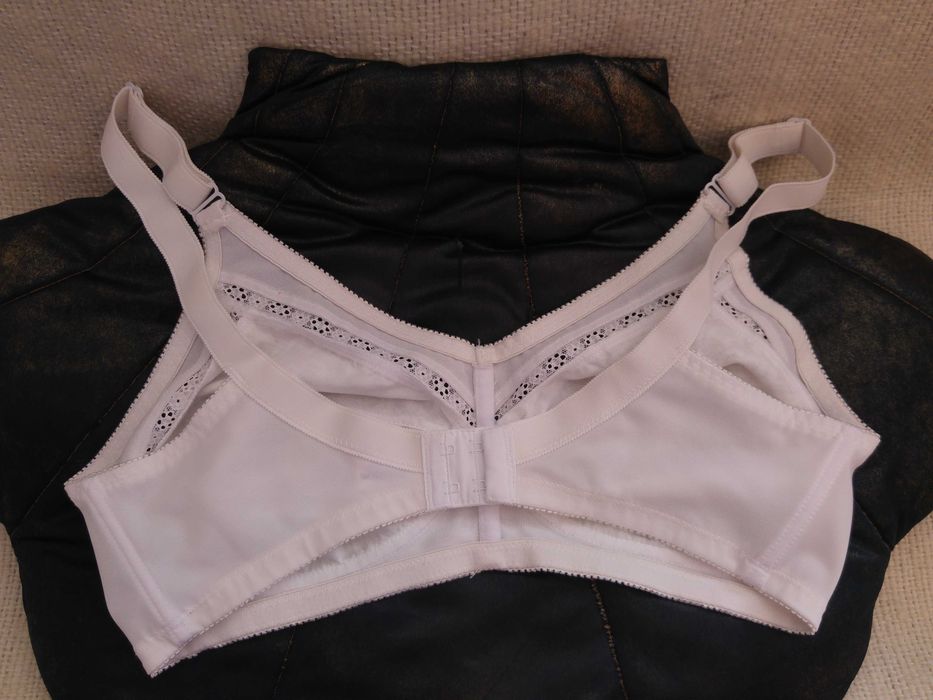 Biustonosz koronkowy biały