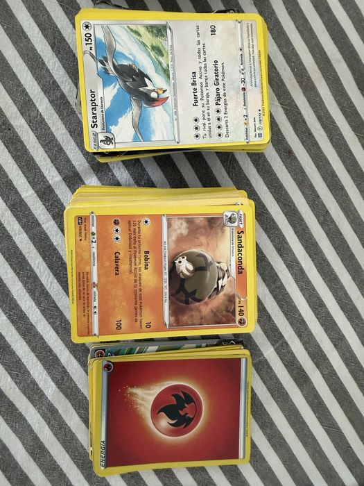Vende se 315 cartas + 2 caixas + 2 douradas pokemon