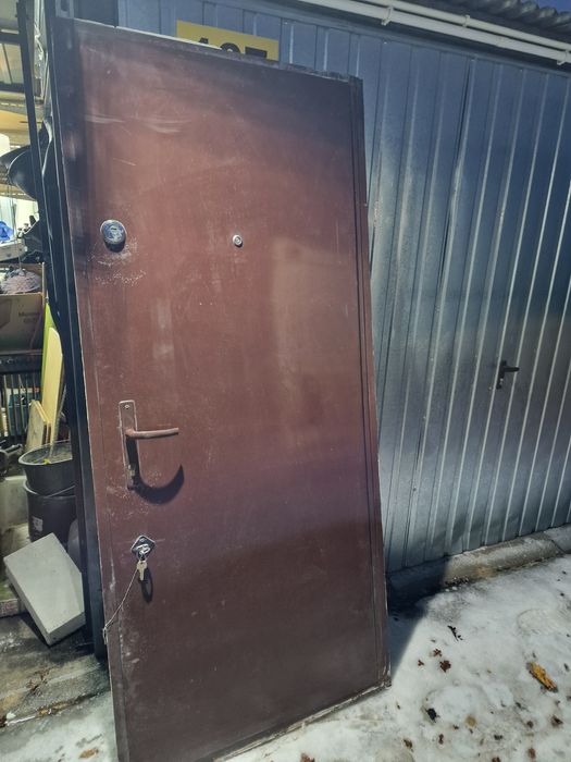 Solidne drzwi stalowe z demontażu z oscieznicą i 2 zamkami