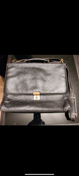 Pasta em pele a tiracolo