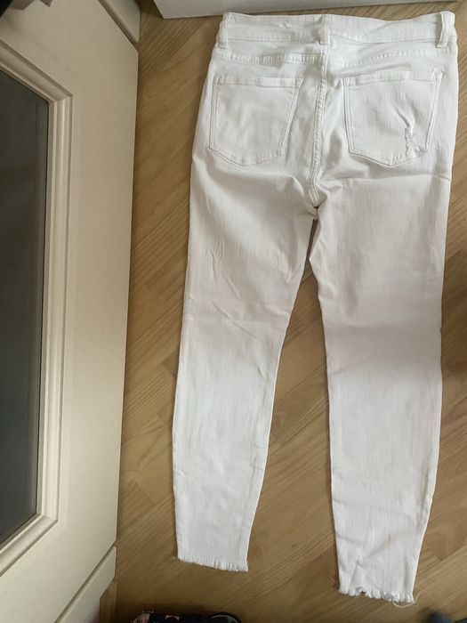 H&M biale jeansy z postrzępionymi nogawkami i przetarciami