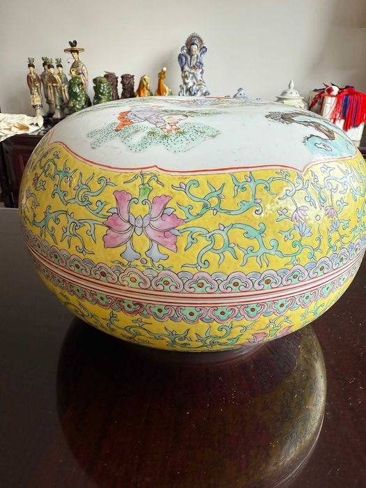 Caixa redonda em porcelana, decorada à mão no estilo Famille Rose
