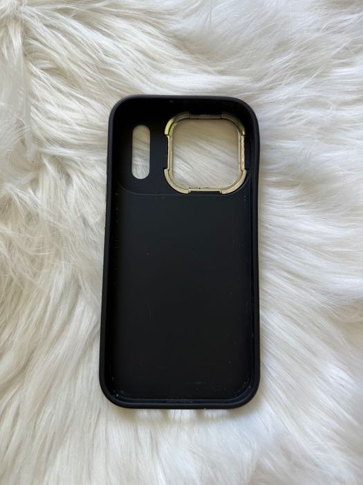 Etui czarne case iphone 17 pro ze srebrnymi dodatkami