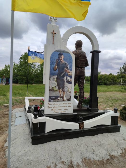 Гранітні памятники для героїв військових