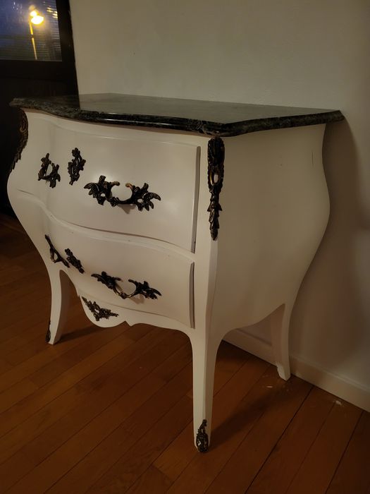 Komoda brzuchatka biała