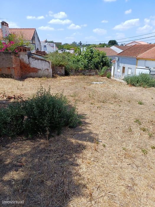 Moradia para remodelação em local soalheiro e sossegado
