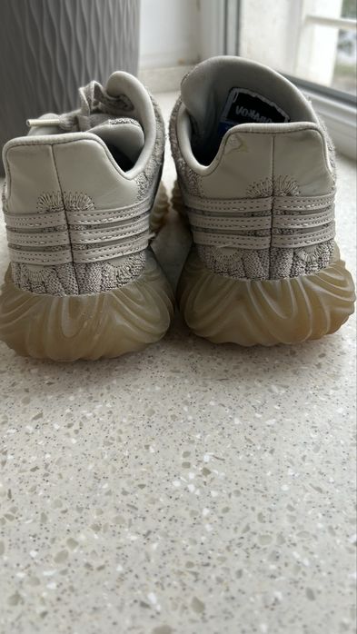 Кросівки Adidas.