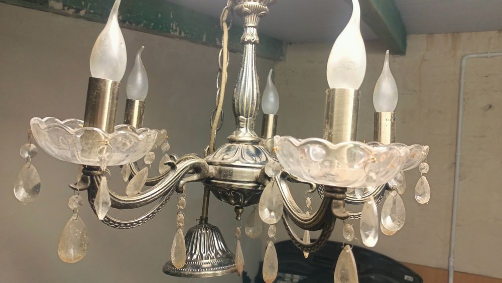 Stary metalowy żyrandol