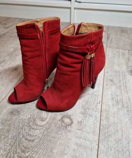 Czerwone buty na obcasie marki Kazar