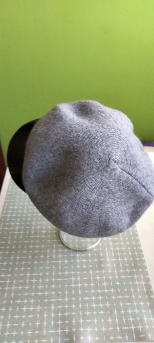 Czapka z daszkiem nowa bez metki można nosić na różne sposoby
