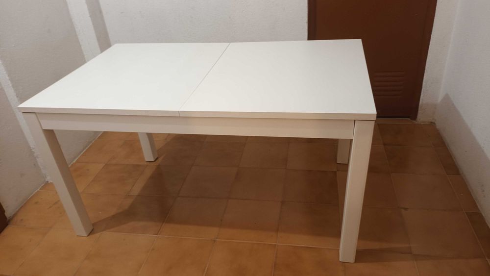 Mesa extensível em madeira. L-84 cm, C-140 cm, Extensão-40 cm