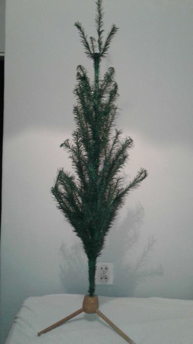 Choinka sztuczna świąteczna zielona oraz stojak.