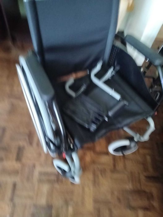 Cadeira de rodas com 2 meses (praticamente nova)
