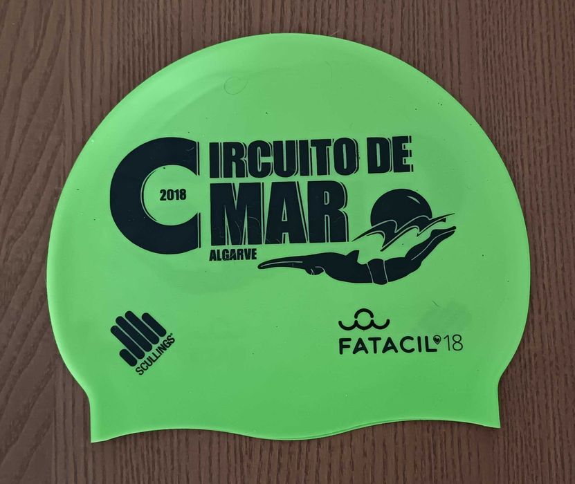 Touca de natação, de silicone, Circuito de Mar do Algarve, em estado novo, só usada uma vez, no dia da prova.