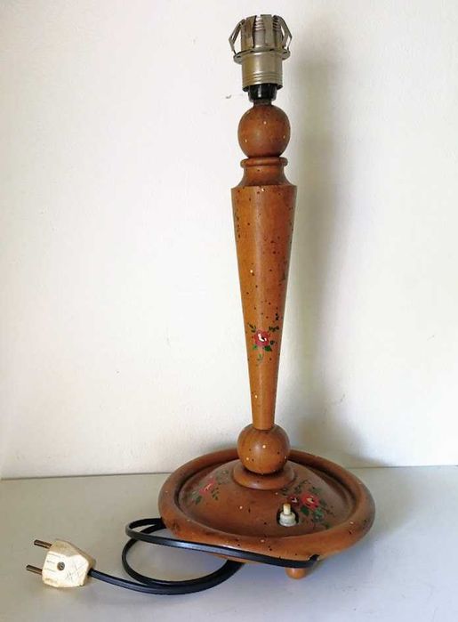 Candeeiro de mesa vintage em madeira pintado à mão