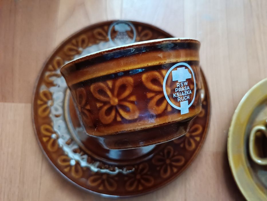 Stare dwa zestawy filiżanek z epoki PRL