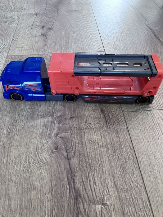 Hot wheels laweta ciężarówka z kraksą