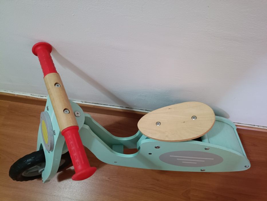 Bicicleta de equilíbrio (balance bike) em madeira, 2-5 anos, peso máximo 20kg, azul e vermelho