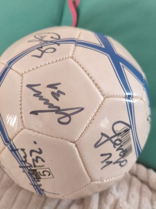 Autografy piłkarzy Lecha Poznań na piłce