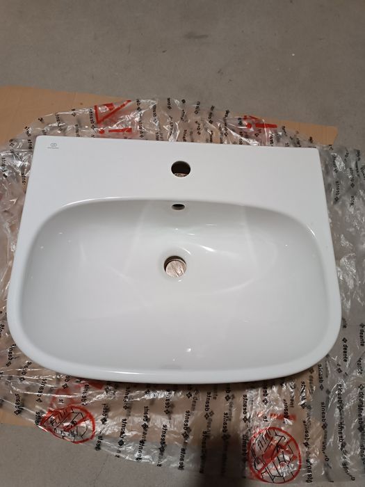 Nowa umywalka Ideal Standard plus kielich.