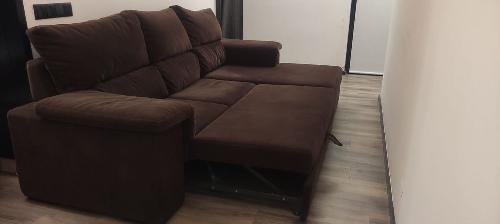 Sofá castanho versátil com boas medidas