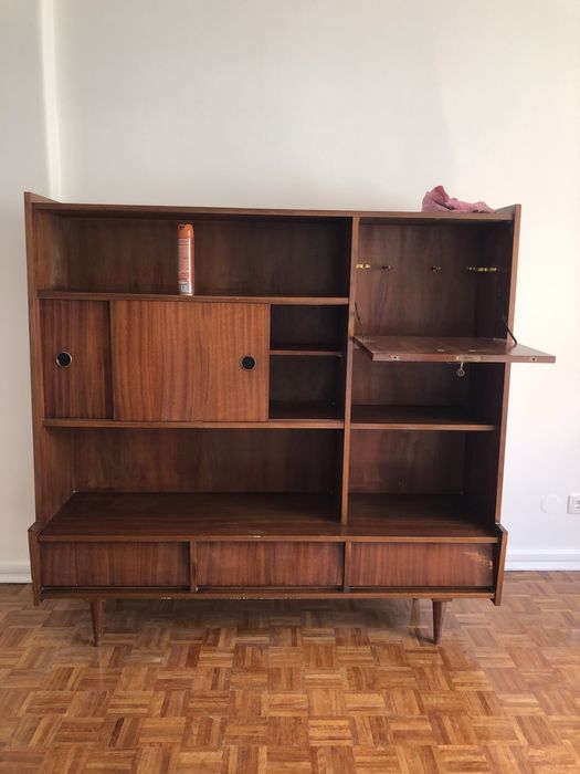 Movel de madeira macica com 3 andares, usado mas muito bem conservado.