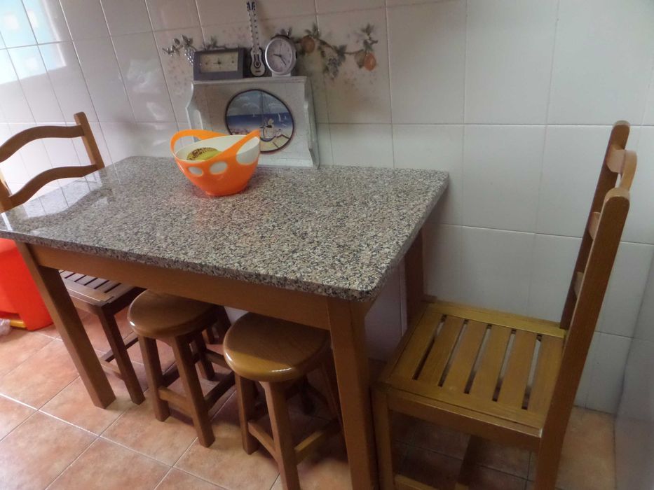 Mesa Cozinha Madeira Carvalho e Tampo de Granito, Cadeiras e Bancos