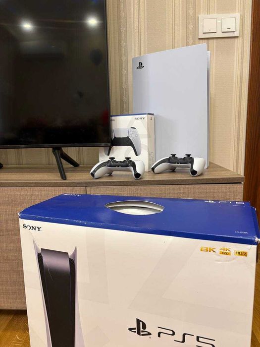 Playstation 5 (PS5) - 825 GB - два джойстики