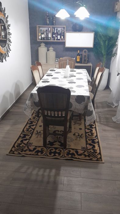 Mesa de jantar e cadeiras