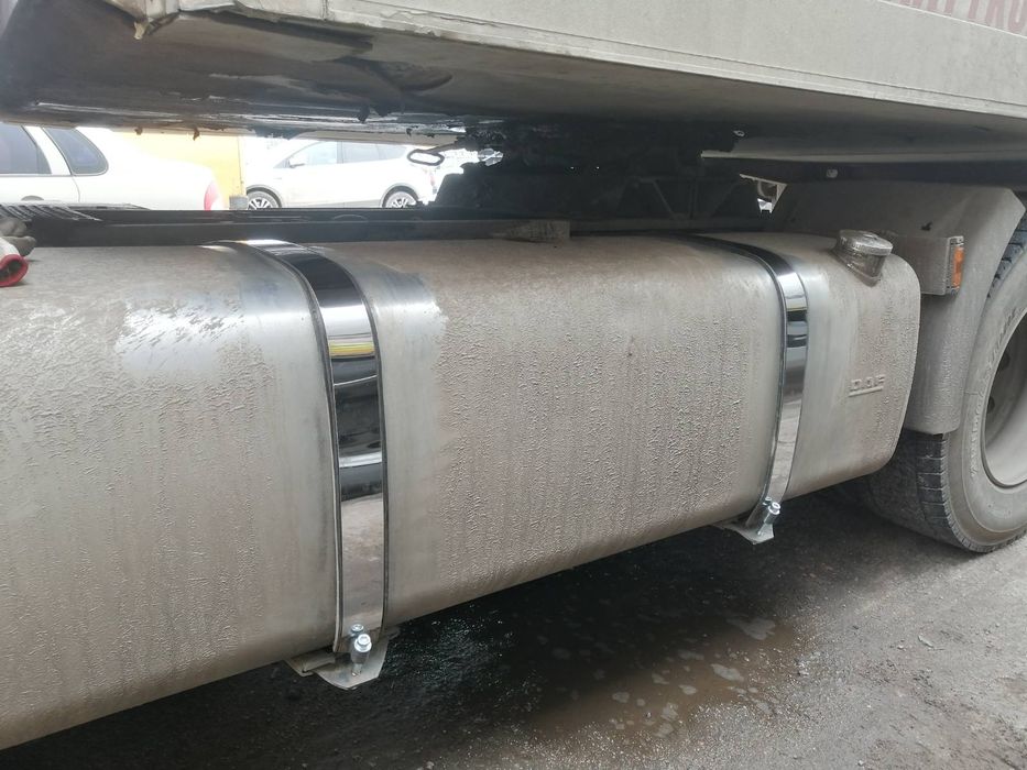 Стрічка кріплення паливного бака до вантажних автомобілів