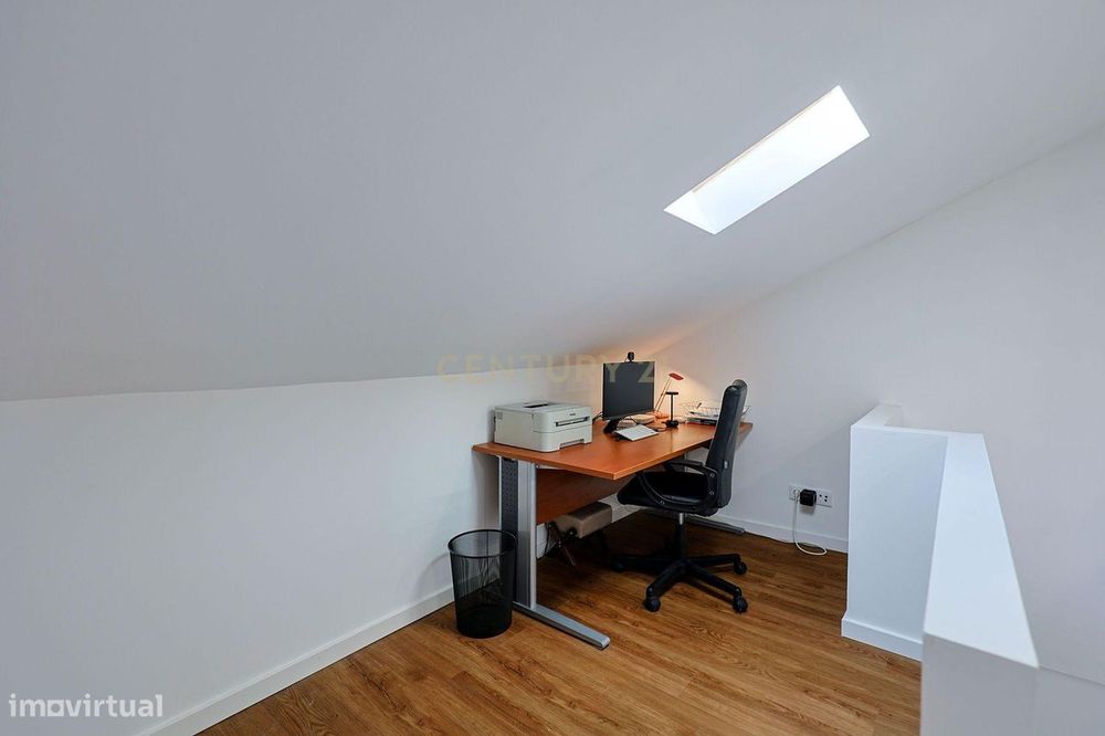 Apartamento T3 Duplex Remodelado no Centro de Corroios