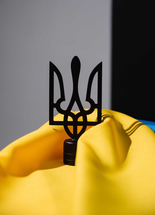 Тризуб - верхівка на держак прапора 120×75 мм, чорна, металева, діаметр 28 мм (03-008)