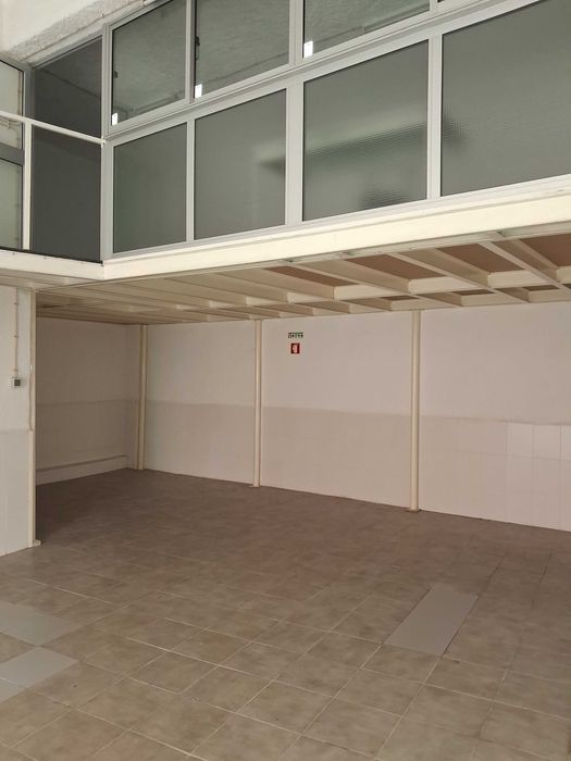 Aluga-se Armazém na freguesia de Santa Clara - Lisboa. Tm 914083889
