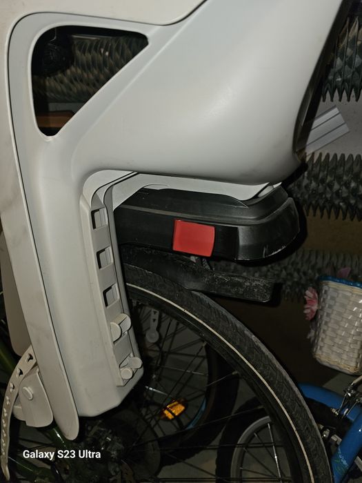 Fotelik rowerowy  Polisport  i dwa kaski