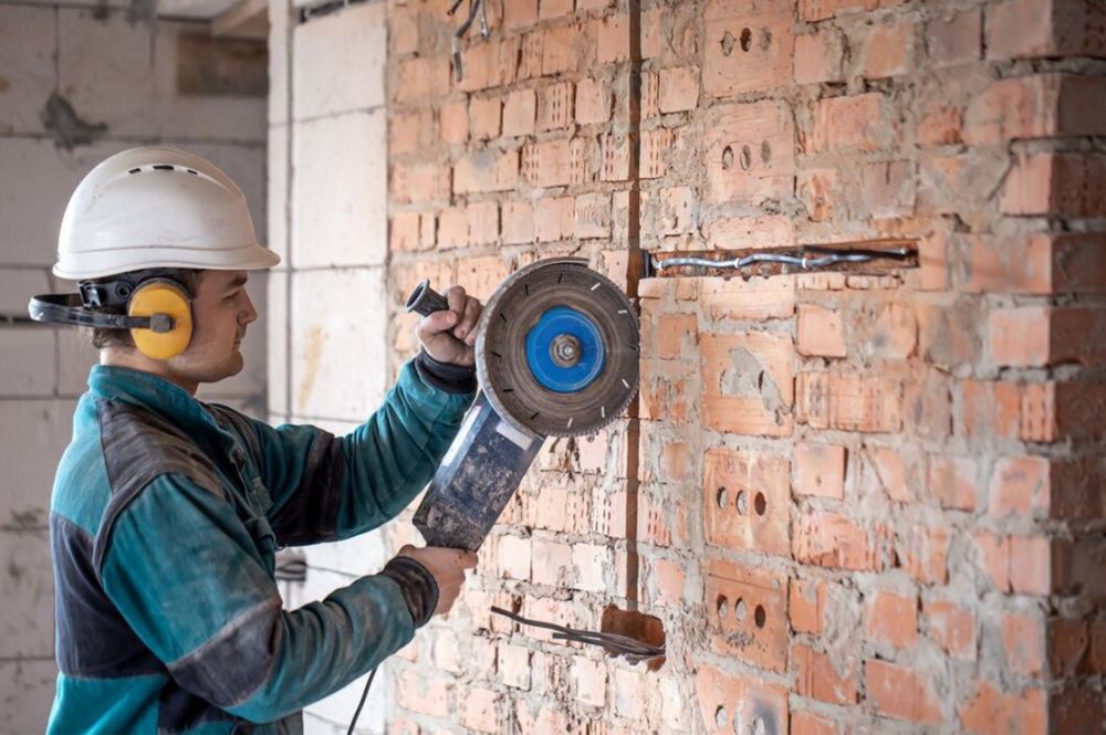 Демонтаж, резка стен, перепланировка, стяжка, штробление и тд