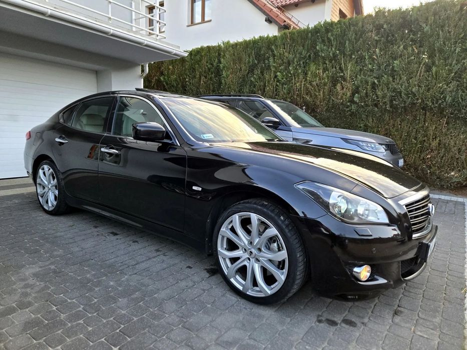 Infiniti M