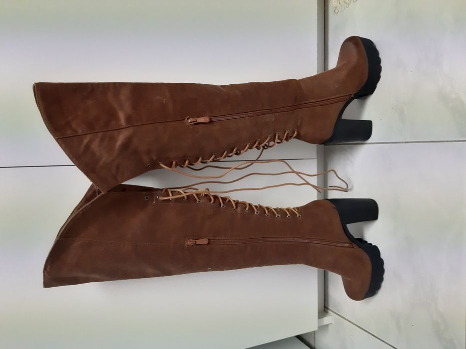 Vendo um par de botas cano alto em camurça.