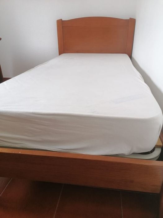 Cama e secretária