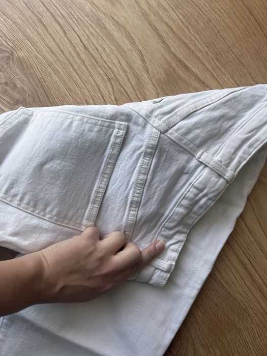 Білі стрейчеві джинси на високій посадці