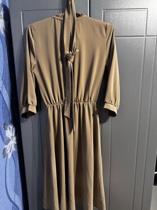 Елегантна жіноча сукня