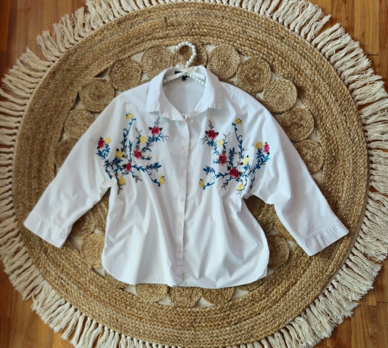 Biała koszula wyszywana haftowana w stylu folk