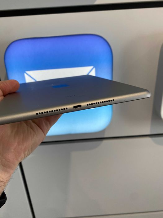 Apple iPad 6 32GB Wi-Fi + чехол защитный новый