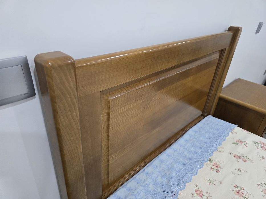 Quarto - Cama, Mesa de Cabeceira e cadeira de Castanheiro