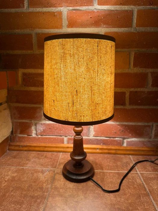 Lampa stojąca drewniana
