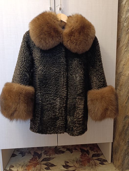 Шуба з каракулю коротка
