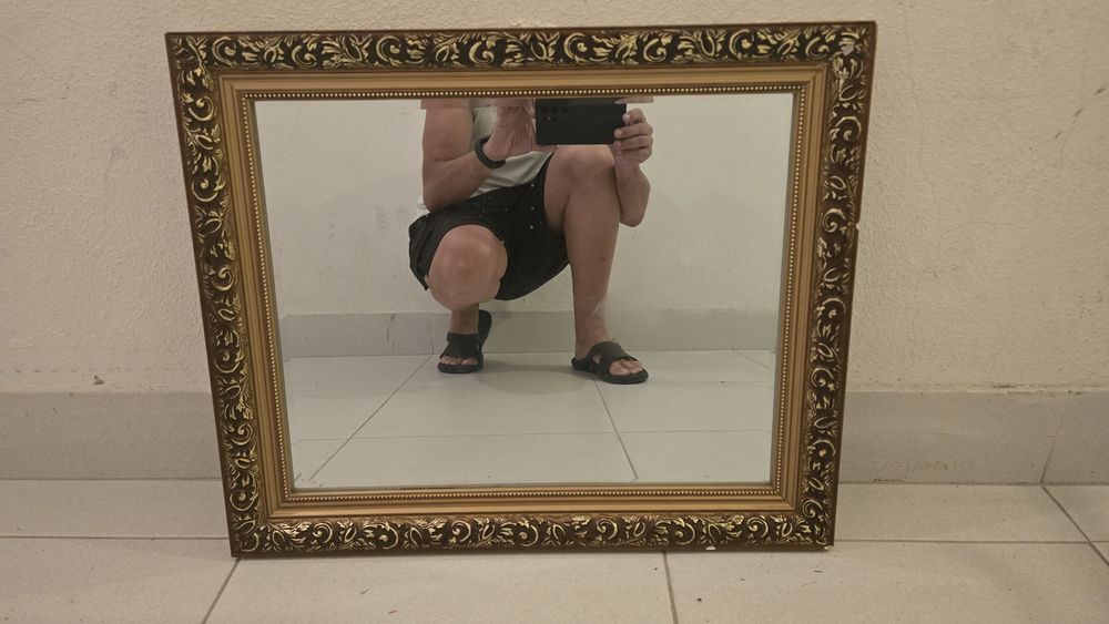 Espelho com moldura em madeira dourada