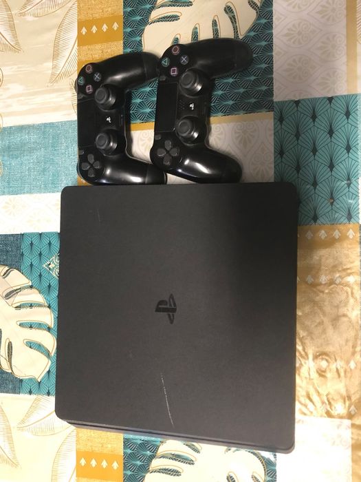 Playstation 4 SLIM (875gb) com dois comandos + Jogo mídia física
