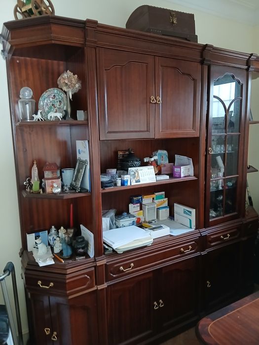 Aparador, mesa e cadeiras