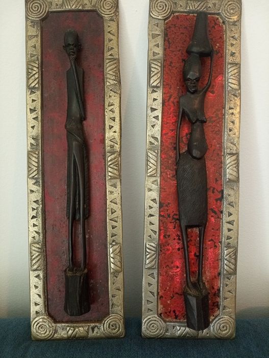 Conjunto de paineis de parede / Quadros tradicionais em metal  trabalhado com estatueta tribal africana esculpida em madeira 54 cm x 15 cm