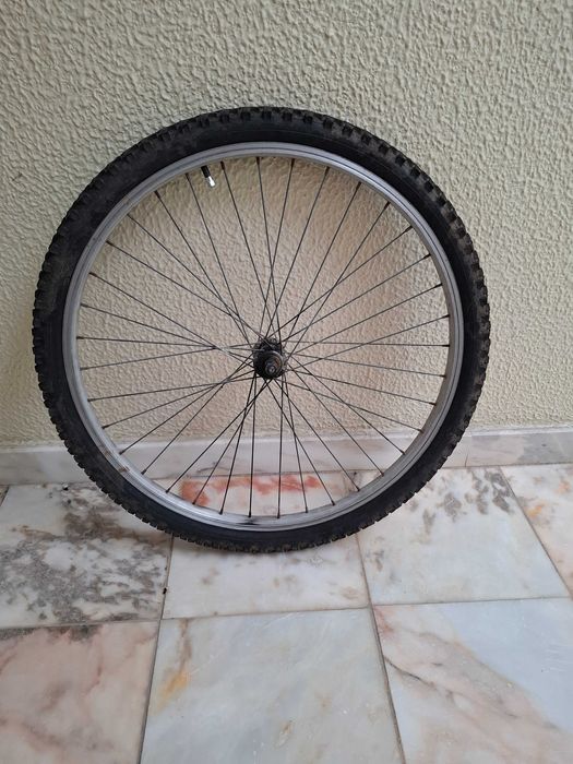 Vendo roda dianteira e traseira de bicicleta de 26 polegadas